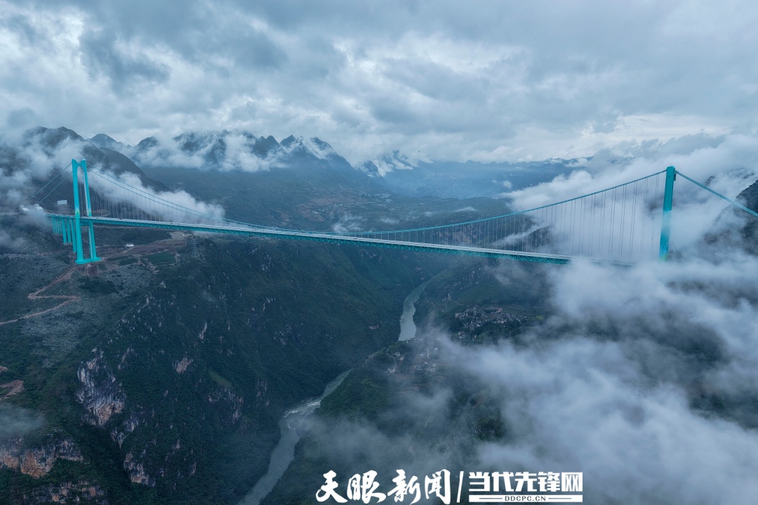 霧繞青巒,橋鎖煙霞!花江峽谷大橋宛若山水墨卷