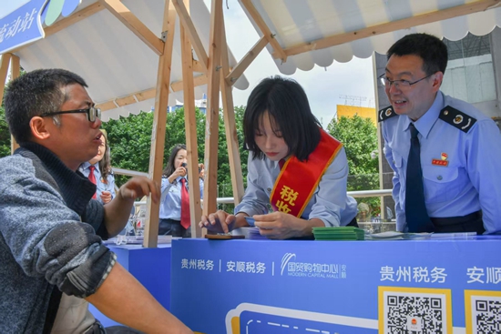 商圈裏的“個稅課堂” 貴州稅務青年黨員開啟春風行動新模式_fororder_微信圖片_20250611090725