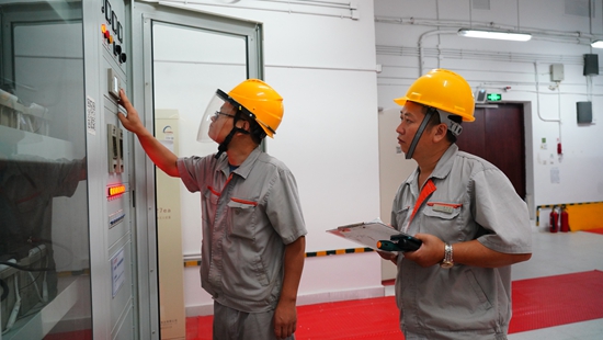 貴州丹寨：喜迎國慶小長假 景區備戰等客來_fororder_小鎮工作人員檢查供電設備 莫昌怡攝.JPG