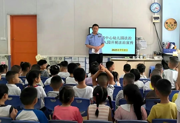 貴州鎮遠“三化同步”推進防溺水安全教育_fororder_民警走進校園講授防溺水知識（龍冠宇 攝影（