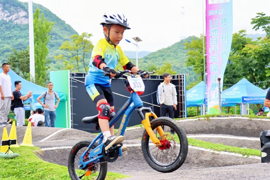 2025年貴州省高校山地自行車錦標賽在清鎮舉行_fororder_兒童泵道賽現場