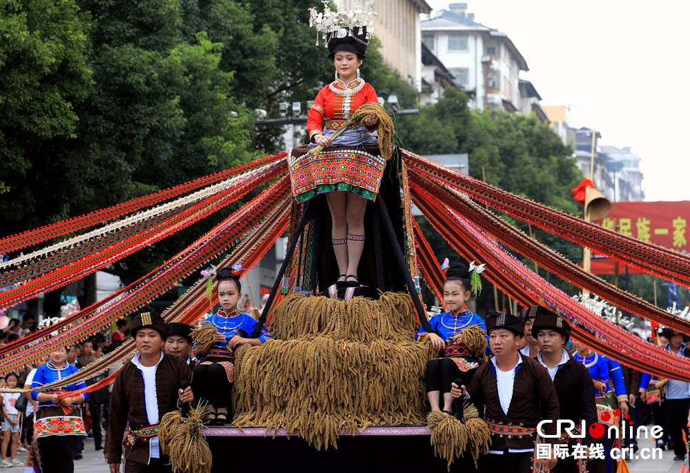 貴州丹寨:萬人非遺盛裝巡演共繪民族團結“同心圓”_fororder_圖片1