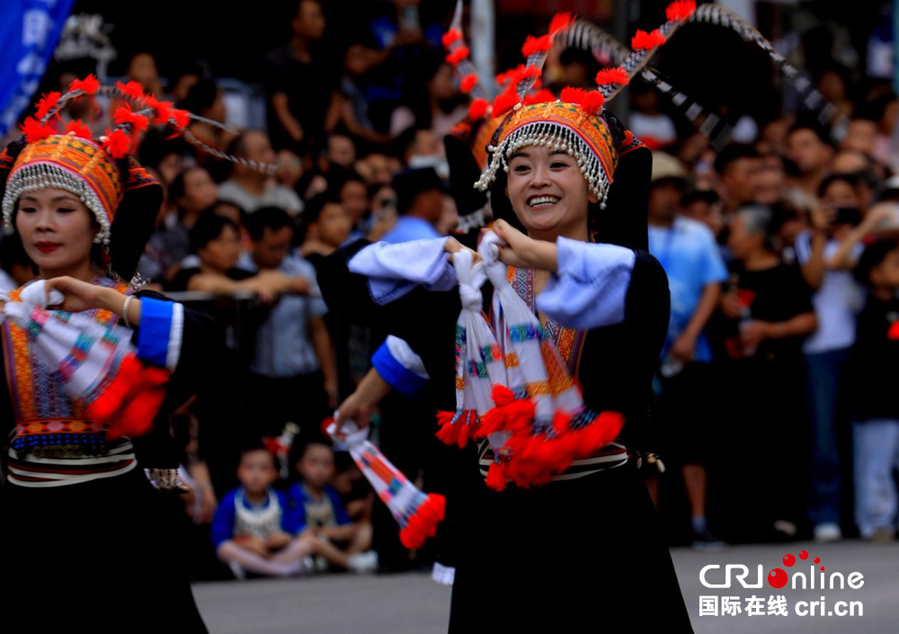 貴州丹寨:萬人非遺盛裝巡演共繪民族團結“同心圓”_fororder_圖片7