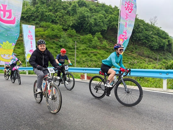 貴州龍裏：600多名騎手穿行山水間 感受生態之美_fororder_715b130b095e87c89183ab5dc04702eb