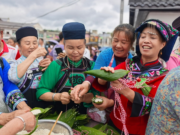 貴陽市白雲區：第四屆地戲藝術節開啟民族風情之旅_fororder_互動活動包粽子