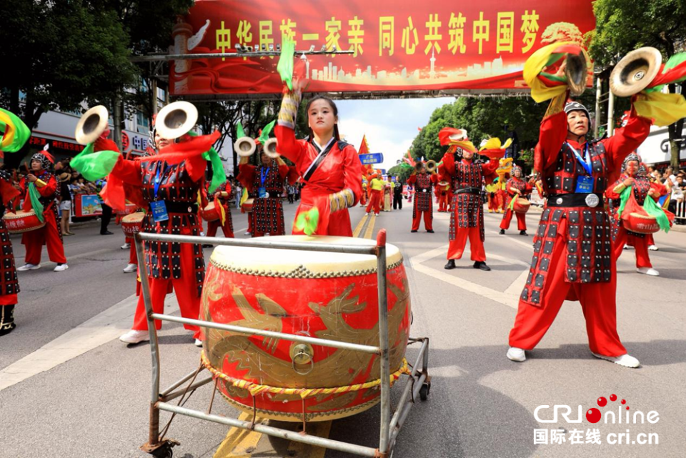 貴州丹寨：萬人非遺盛裝巡演共繪民族團結“同心圓”_fororder_圖片4