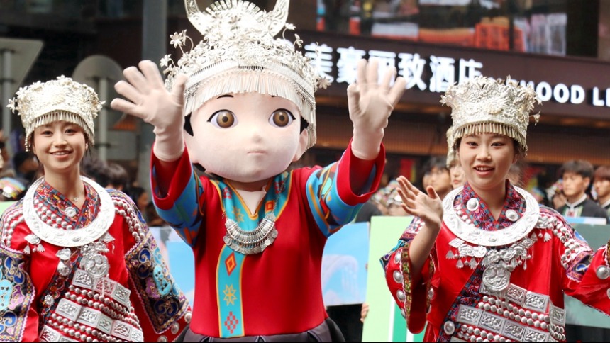 萬人空巷！貴州貴陽2.3公里長街變身“民族大舞臺”  巡遊嗨翻天
