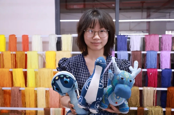 凱里“繡娘”的幸福密碼:守著家、繡著花,錢包鼓鼓樂開花!_fororder_5