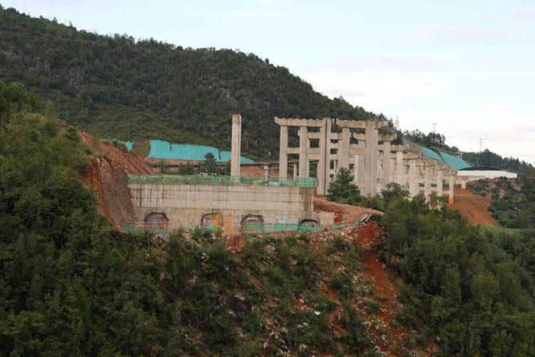 來自安盤高速建設工地的報道丨巨龍穿越“花木樹”