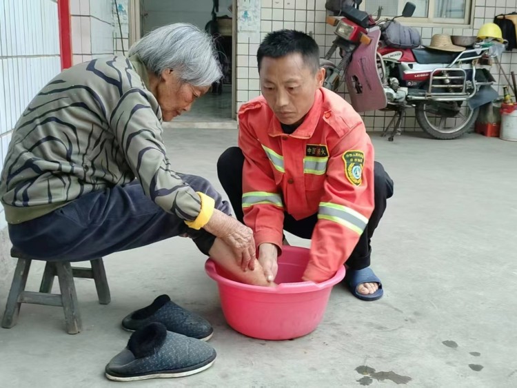 青山守望者：馮再華的六年護林路_fororder_17450429629826