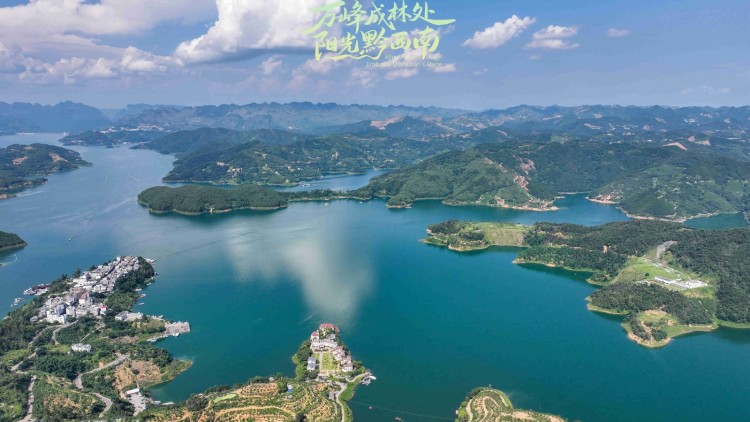 航拍夏日的黔西南萬峰湖