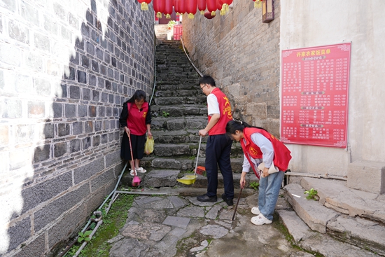 貴州鎮遠：創建全國文明城市 綻放古城嶄新風采_fororder_“古巷管家”在古巷道開展衛生整治.JPG