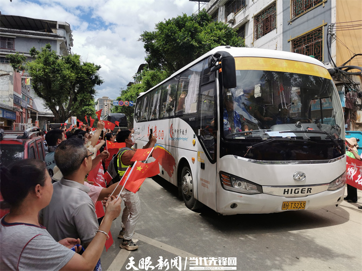榕江上萬群眾夾道送別救援隊伍｜“恩人慢走，危難時刻感謝有你！”