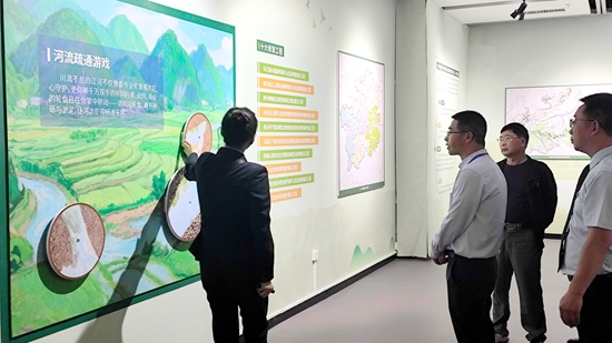 “山水新顏——貴州省國土空間生態保護修復成效展”在貴州省地質博物館開展_fororder_嘉賓們跟隨講解員參觀貴州省國土空間生態保護修復成效展