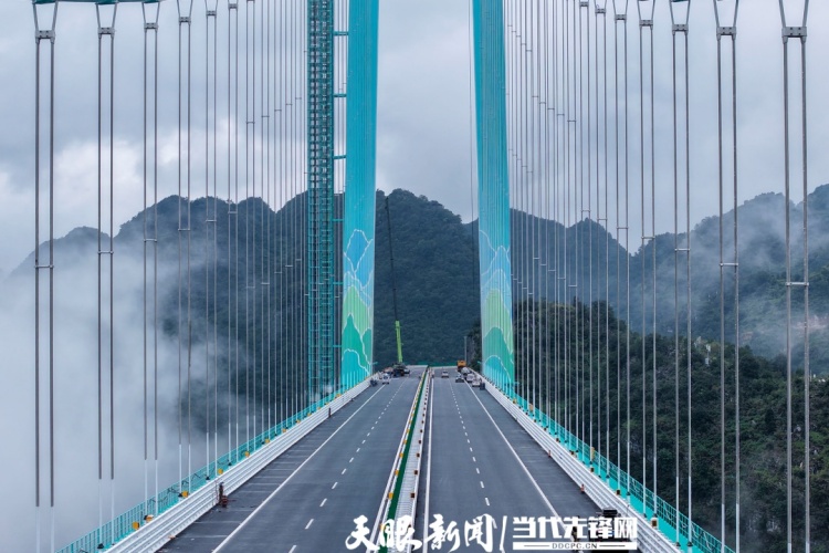 霧繞青巒，橋鎖煙霞！花江峽谷大橋宛若山水墨卷