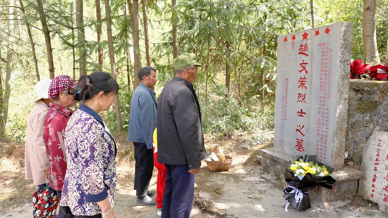 貴州盤州鄒家五代人89年守護紅軍墓 誠信傳承鑄就精神豐碑_fororder_微信圖片_20250526155337