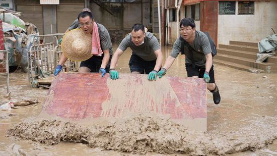 貴州受災地區迅速開展災後重建工作 群眾生産生活秩序有序恢復_fororder_鎮遠2