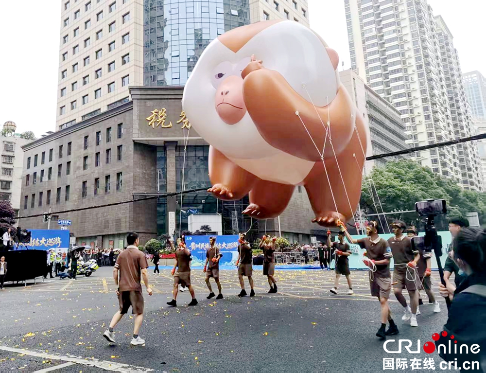 萬人空巷！貴州貴陽2.3公里長街變身“民族大舞臺”  巡遊嗨翻天_fororder_微信圖片_20250518163954