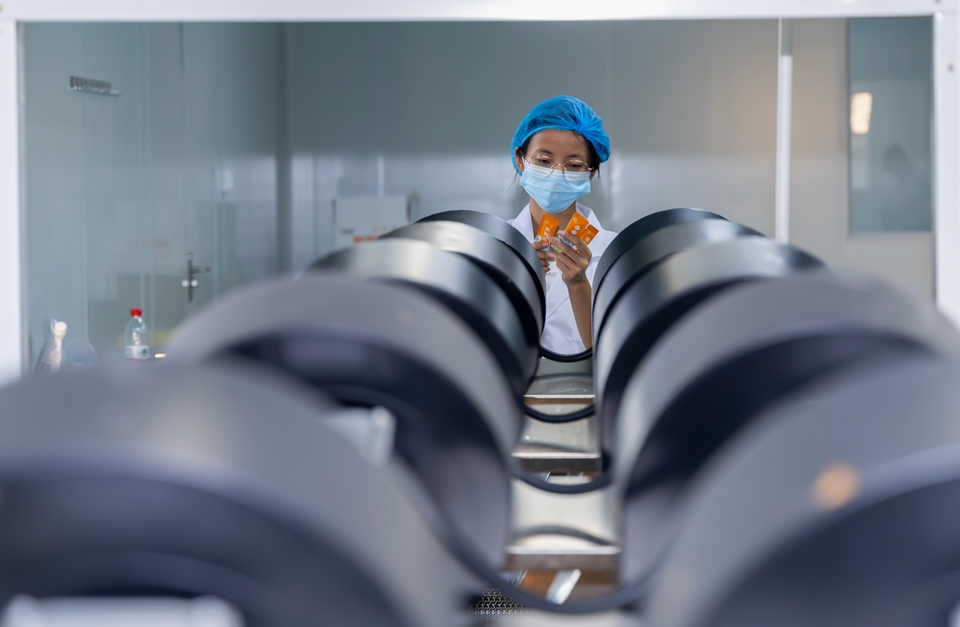 貴州羅甸：農産品加工忙_fororder_2025年8月26日，工人在貴州省黔南布依族苗族自治州羅甸縣邊陽鎮貴州山味鮮生食品科技有限公司加工食品。 (5)