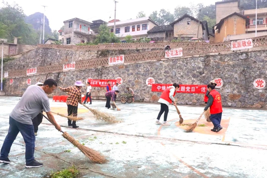 貴州長順：“組合拳”擦亮鄉村“高顏值”_fororder_長順縣長寨街道幹群在打掃廣場