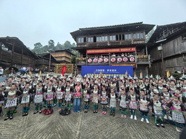 貴州黎平黃崗“香禾糯”節啟幕：千年侗寨品糯香 世界鄉村展新顏_fororder_侗族大歌表演（陳玉攝） - 副本