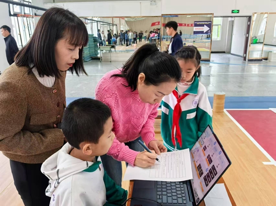 黔南州2025年師生信息素養提升實踐活動智慧機器人賽在甕安九中舉行_fororder_評委評分（甕安縣教育局 供圖）