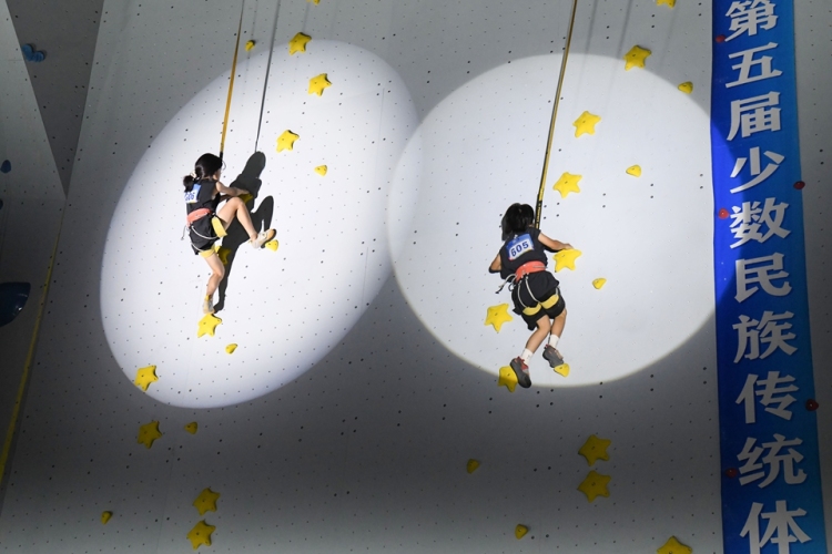 貴州黃平:黔東南州運會攀岩賽 黃平創佳績_fororder_2025年7月19日,參賽選手在參加攀岩項目比賽。陳孝新 攝 (6).JPG