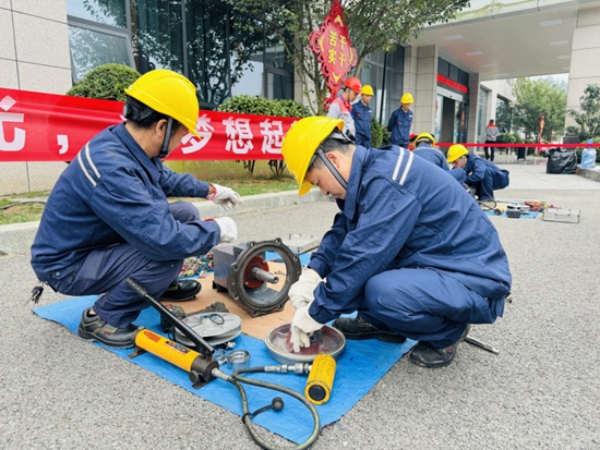 貴州甕安：築牢人才“蓄水池”匯聚發展新動能_fororder_職工參加技能比武大賽（甕安融媒  供圖）