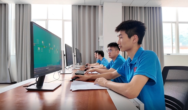 貴州仁懷：科技賦能全鏈條築牢白酒安全智慧防線​_fororder_貴州國臺數智酒業制酒三車間中控室