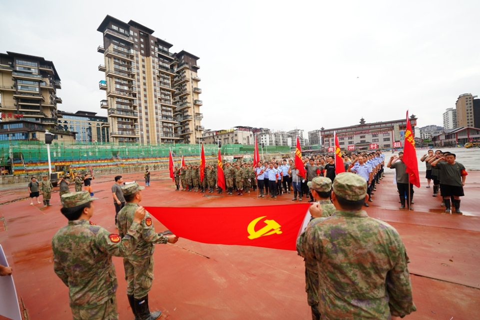 貴州丹寨：搶險救援一線上的“七一”建黨節_fororder_7月1日，在貴州省榕江縣“村超”球場，馳援搶險救災一線的丹寨縣黨員幹部在開展“七一”建黨節活動。 (1).JPG