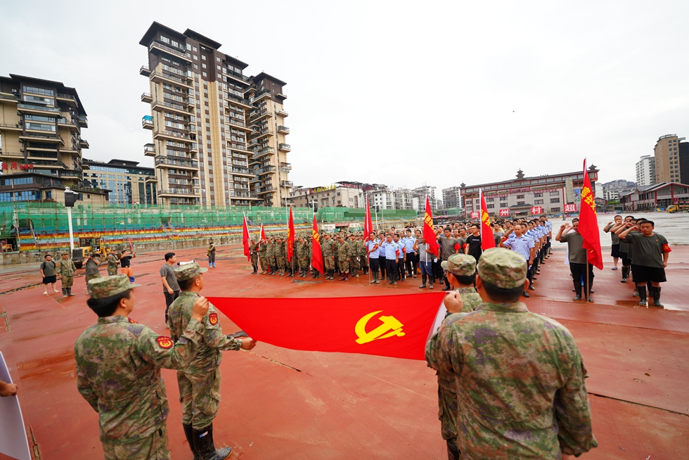 貴州丹寨：搶險救援一線上的“七一”建黨節_fororder_7月1日，在貴州省榕江縣“村超”球場，馳援搶險救災一線的丹寨縣黨員幹部在開展“七一”建黨節活動。 (1).JPG