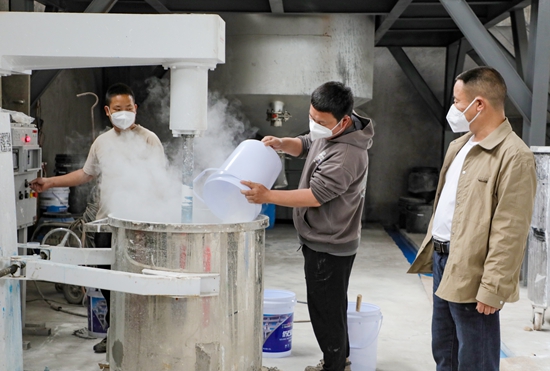貴州天柱：建築材料生産邁進綠色低碳發展新階段_fororder_工人在製作外墻漆 (2).JPG