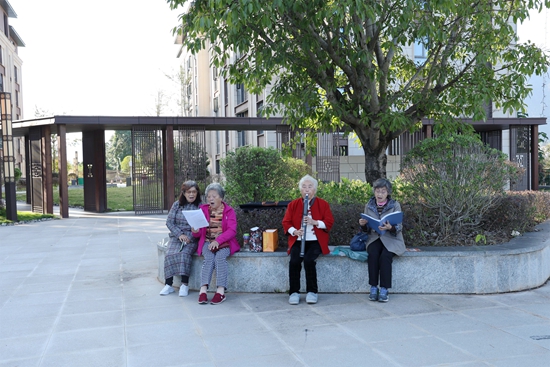 貴州羅甸：生態賦能康養路 旅居熱潮暖湖城_fororder_遊客在雲澤康園•幸福村享受慢生活