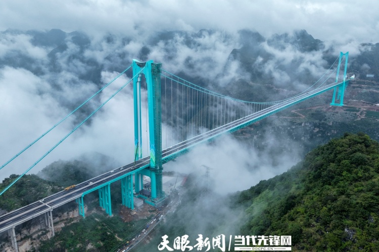 霧繞青巒，橋鎖煙霞！花江峽谷大橋宛若山水墨卷