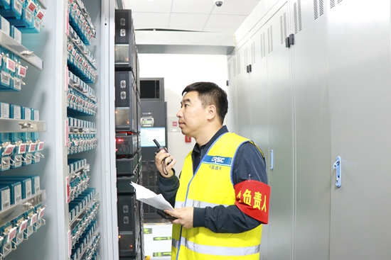 盤興高鐵通信信號專業首件工程通過評估_fororder_圖為檢查室內設備 李健宏