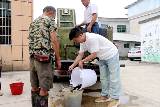 貴州獨山：免費魚苗進村莊 “稻魚共生”開啟增收新賽道_fororder_20250620093759-fqdeWY-
