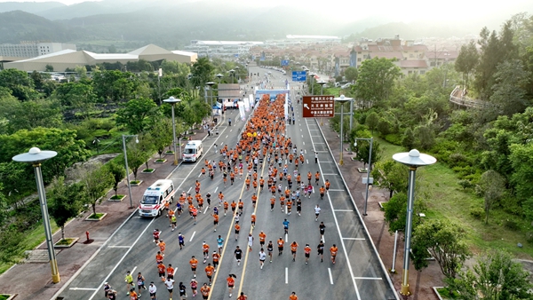 中國天眼靜默越野跑 感受科技與運動激情碰撞_fororder_運動員奔跑中