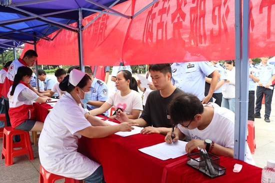 貴州荔波開展 “世界獻血者日”文明實踐志願服務活動_fororder_市民排隊獻血.JPG