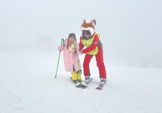 六盤水市水城區玉舍雪山滑雪場正式開板 創新玩法豐富冰雪體驗_fororder_圖片3