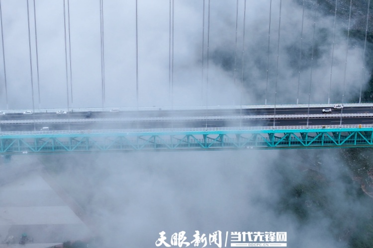 霧繞青巒，橋鎖煙霞！花江峽谷大橋宛若山水墨卷