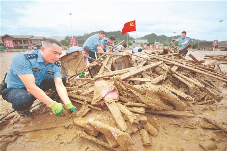 從抗洪搶險到災後重建，黨員幹部始終衝鋒在前讓群眾信心倍增 “他們身先士卒，我們就義無反顧”