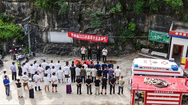 以練備戰 貴州惠水實戰演練提升水域應急救援能力_fororder_1752668856199-演練前講解救援要點