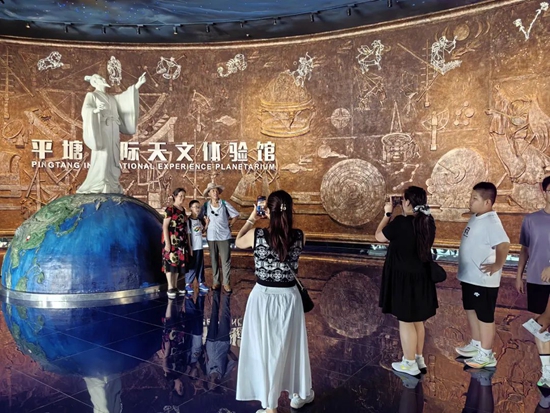 黔南州慶遇上暑假 “中國天眼”景區人氣旺_fororder_640 (1)