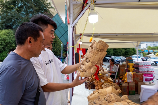 貴州道真：文體旅商農融合綻放新魅力_fororder_貴州省道真仡佬族苗族自治縣“道真城BA”農特展銷現場。1