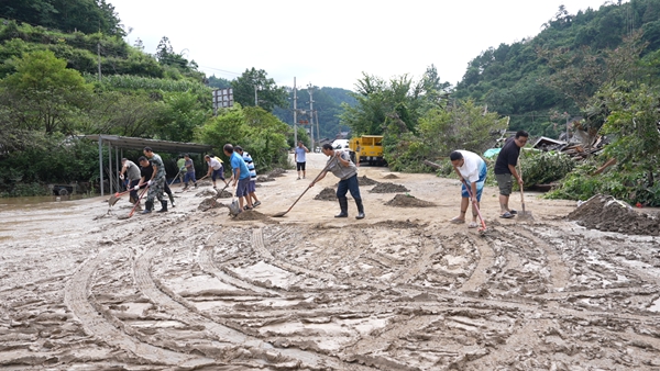 貴州丹寨：黨員幹部合力助旅遊景區災後重生_fororder_6月29日 ,丹寨縣文旅領域黨員幹部在石橋村遊客接待中心廣場上清淤航拍圖，文興貴攝 (4)