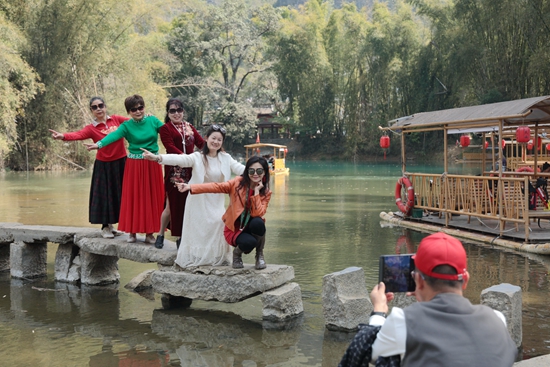 貴州羅甸：生態賦能康養路 旅居熱潮暖湖城_fororder_遊客在大小井省級風景名勝區拍照打卡.JPG