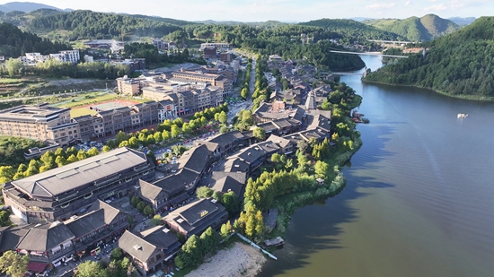 貴州丹寨：喜迎國慶小長假 景區備戰等客來_fororder_萬達小鎮航拍圖 莫昌怡攝