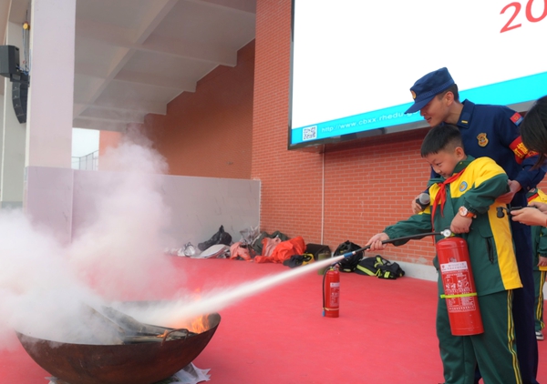 貴州仁懷：以宣促防 織密“校園消防網”_fororder_在消防員的幫助下，學生使用滅火器滅火