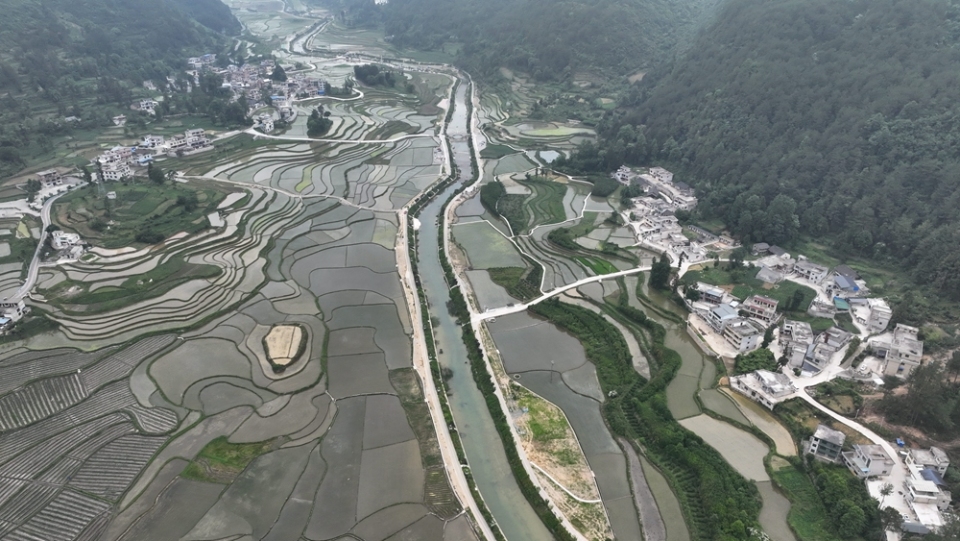 貴州龍裏：餘下魚鱗壩成歡樂海洋_fororder_航拍桃花山魚鱗壩1.JPG