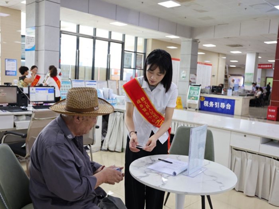 貴州修文：政務服務升溫 群眾辦事提速_fororder_781bfd3622a442dab3cb260dcfb3e198_s
